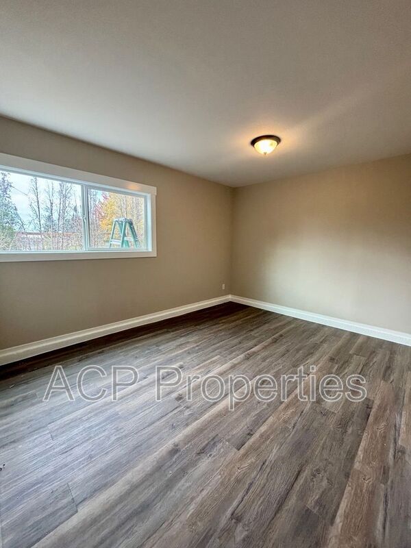 Photo - 2094 Front St