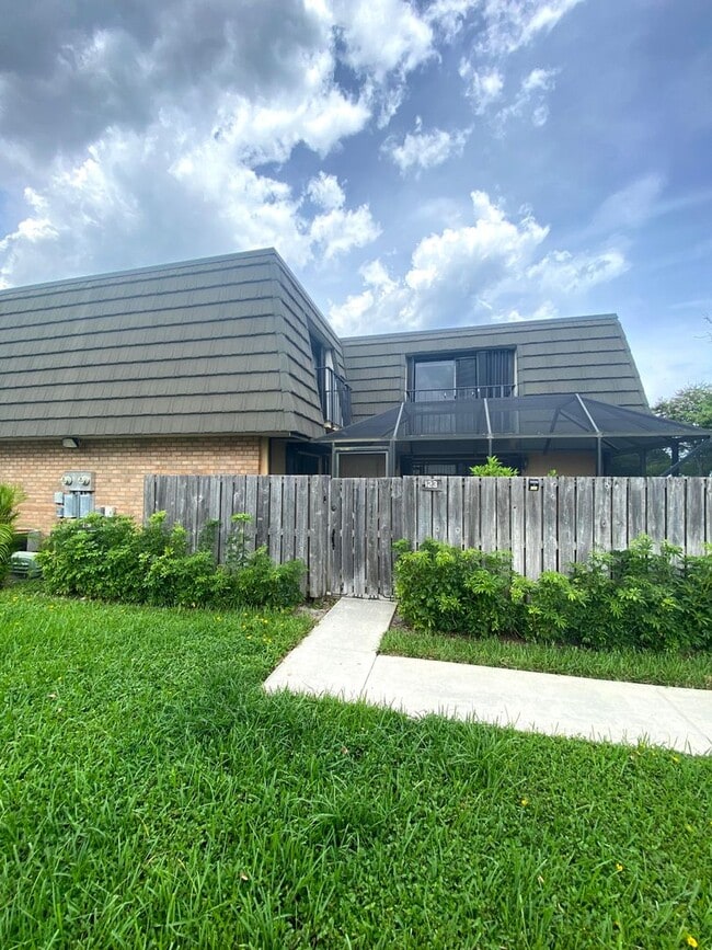 Building Photo - Beautiful and well-maintained 2BR/2BA town...
