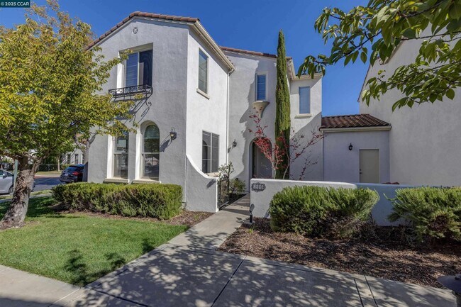 Building Photo - 2000 Amaryllis Cir