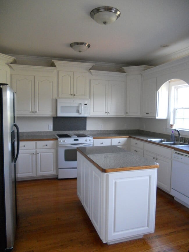 Photo - 409 Pointe Dr
