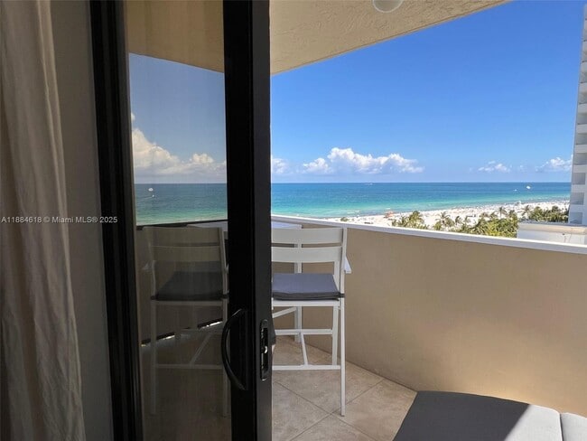 Photo - 1623 Collins Ave Unidad PH1012
