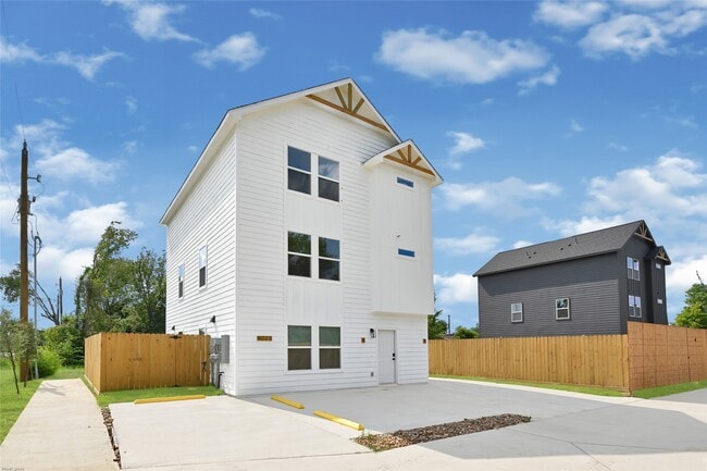 Photo - 8023 Birmingham St