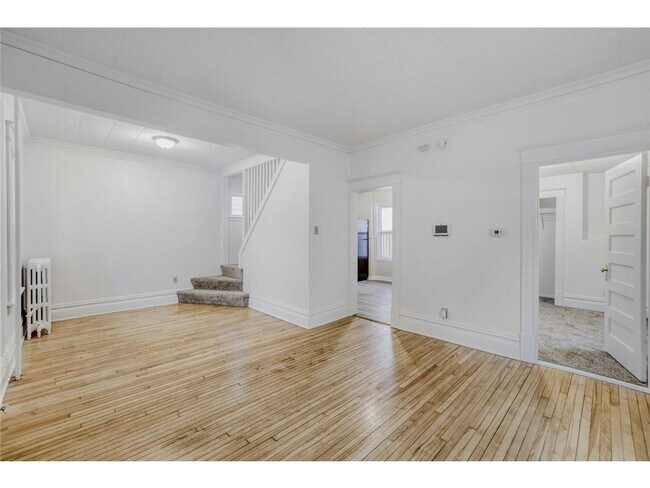 Photo - 595 Hawthorne Ave E