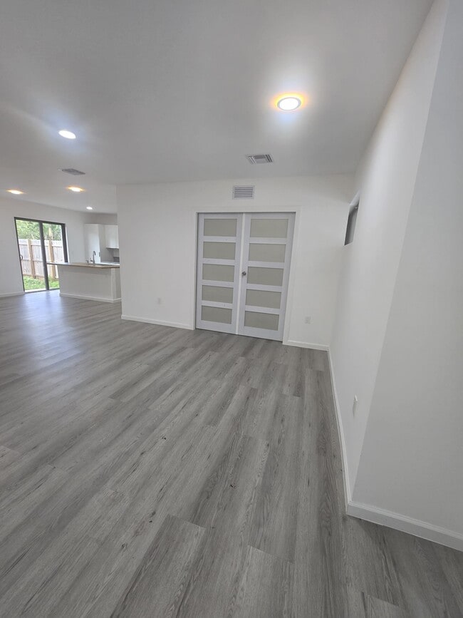 Photo - 568 NW 7th St