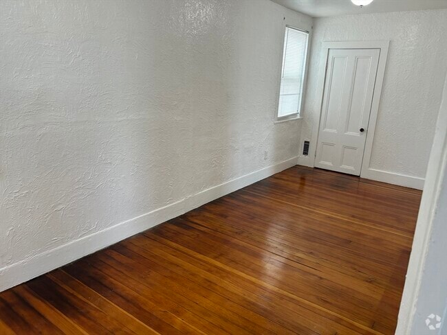 Building Photo - 1 Dennis St Unit 2 Rental