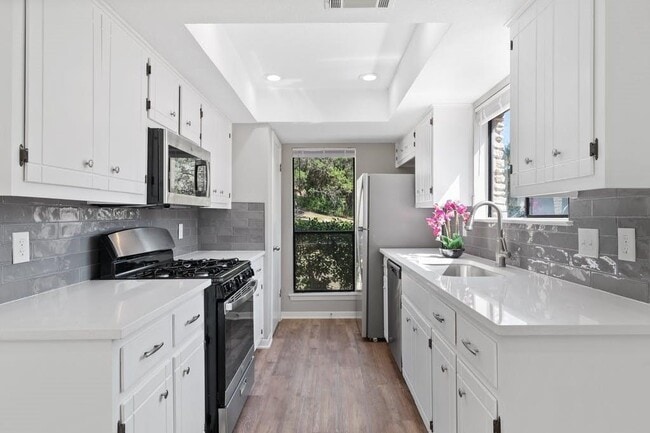 Building Photo - 1930 Holly Hill Dr