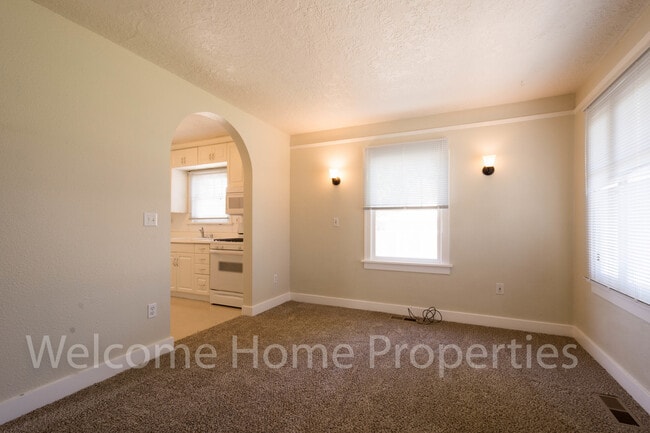 Building Photo - 422 SE Date Ave Unit 422 Date Rental