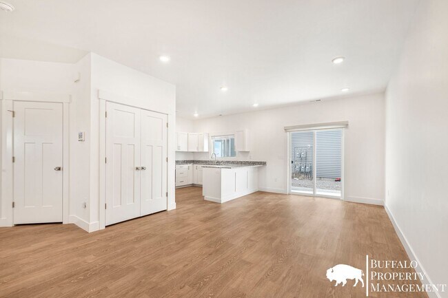 Photo - Beautiful brand new luxury 3 Bedroom 2.5 B...