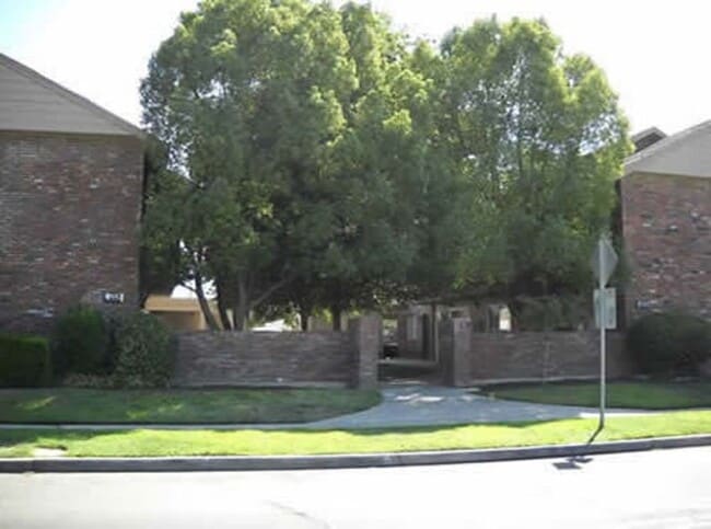 Building Photo - 4544 N Sharon Ave Unit Sharon #D - 664