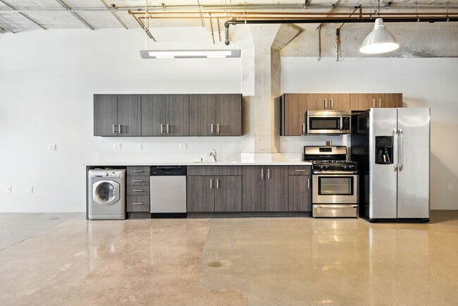 Building Photo - 825 East 4th St Rental