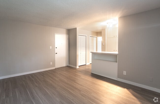 1BR, 1BA-600 SF