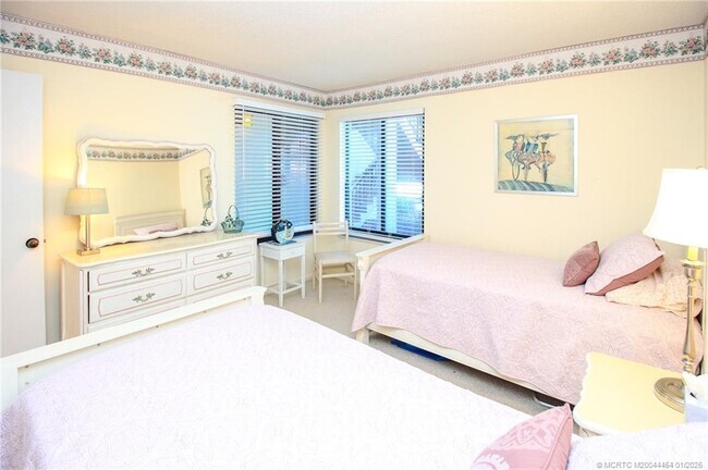 Building Photo - 4540 NE Sandpebble Trce Unit 105 Rental