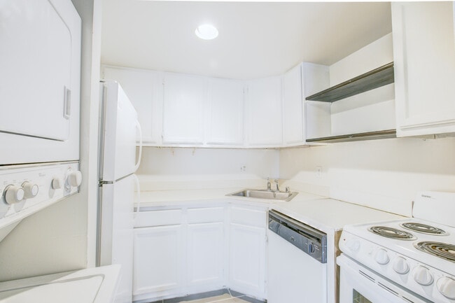 Photo - Lovely Lofted H Street Condo + Parking! Unidad 2C