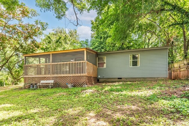 Cozy 2-Bedroom Retreat Near the Lake in Lo... - Cozy 2-Bedroom Retreat Near the Lake in Lo... House