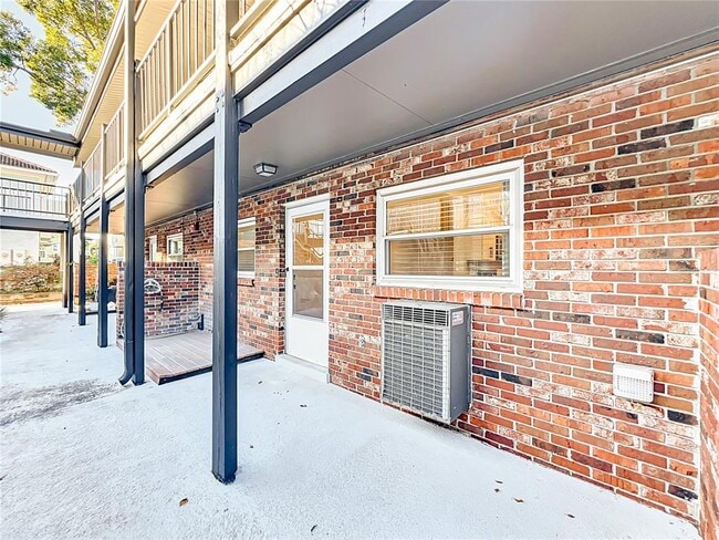 Building Photo - 851 Miles Ave Unit 2