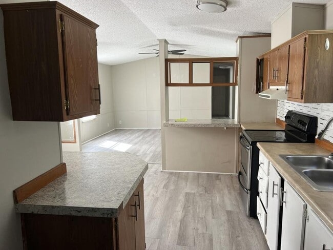 Building Photo - 834 N Main St