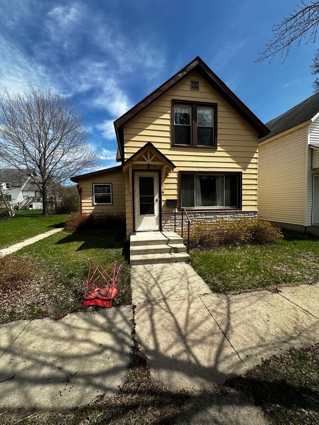 4 Bed, 1 Bath - 2 Stall Garage - Single Fa... - 4 Bed, 1 Bath - 2 Stall Garage - Single Fa... House