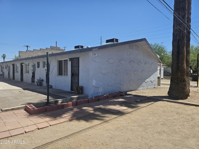 Building Photo - 2230 E Polk St Unit 8 Rental