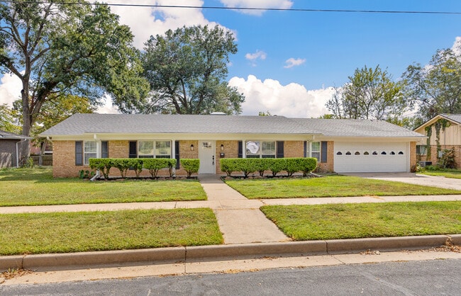 Photo - 119 E Samuel St