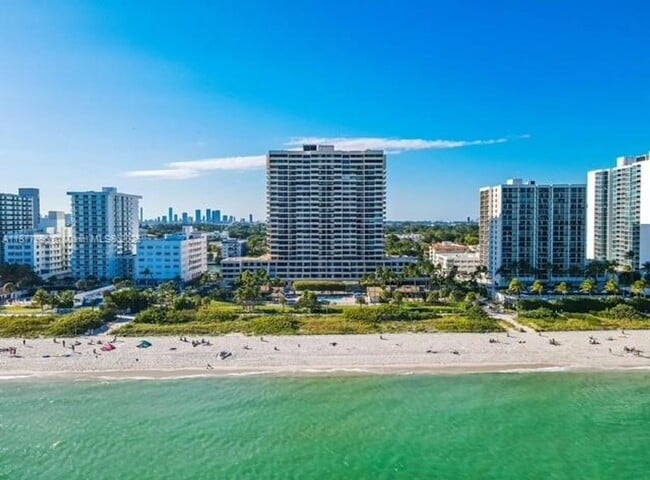 Building Photo - 2555 Collins Ave Unit 2555 Collins Ave appt 2200 Rental