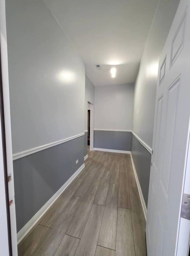 Photo - 943 W 59th St