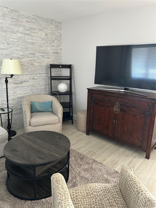 Photo - 5555 Ludlam Rd