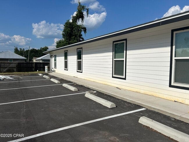 Building Photo - 2913 E 5th Ct Unit A