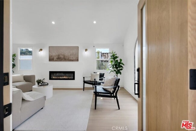 Photo - 2222 Valentine St