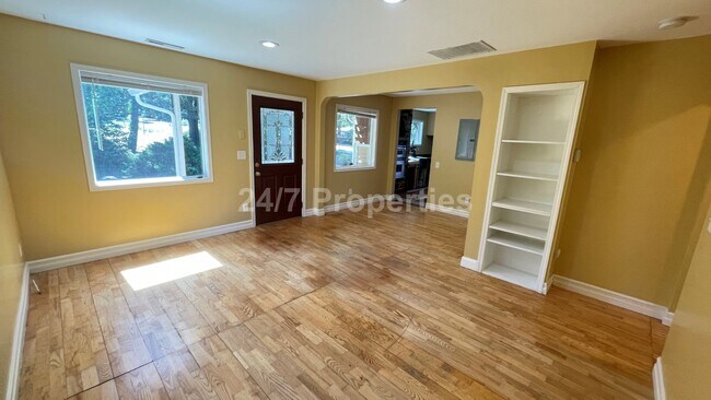 Photo - 2 Primary Suites + Huge Yard in Markham - ... House
