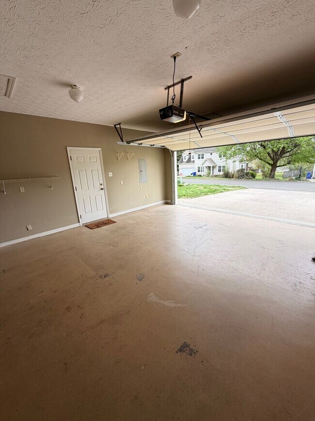 Photo - 3BR Home | Granite Kitchen | Fireplace | Deck | Fenced Yard