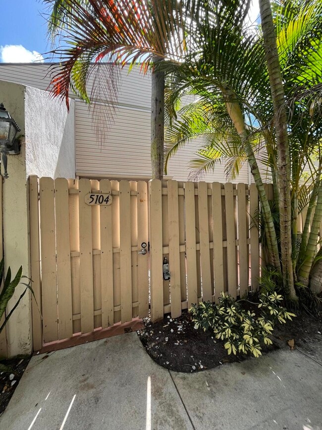 Building Photo - 616 Executive Center Dr Unit 104