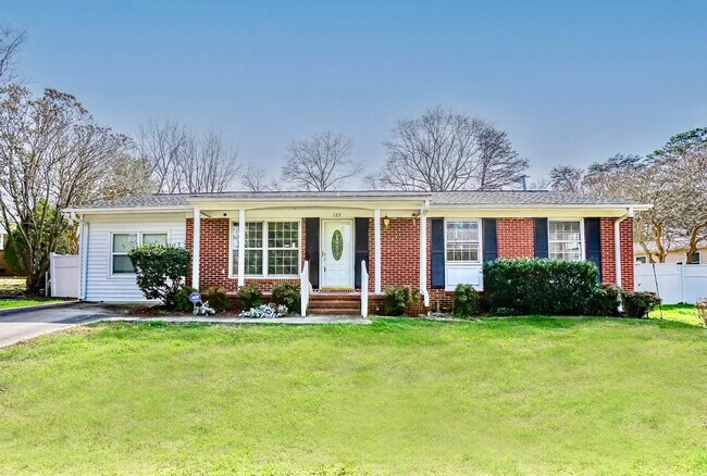 Photo - 123 Swinton Dr House