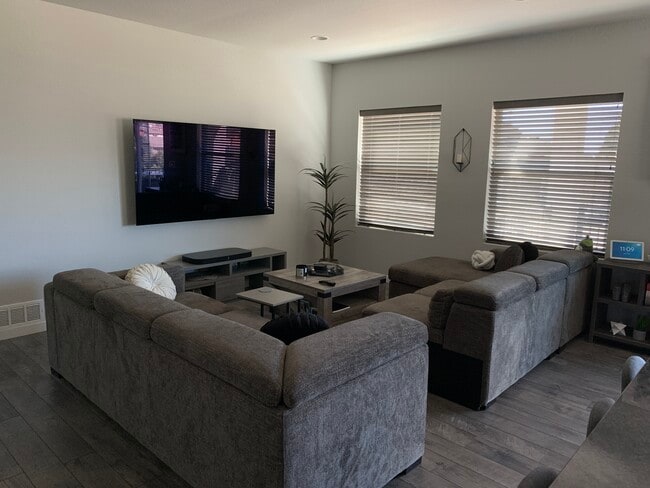 Building Photo - 6461 Vistancia Ave Rental