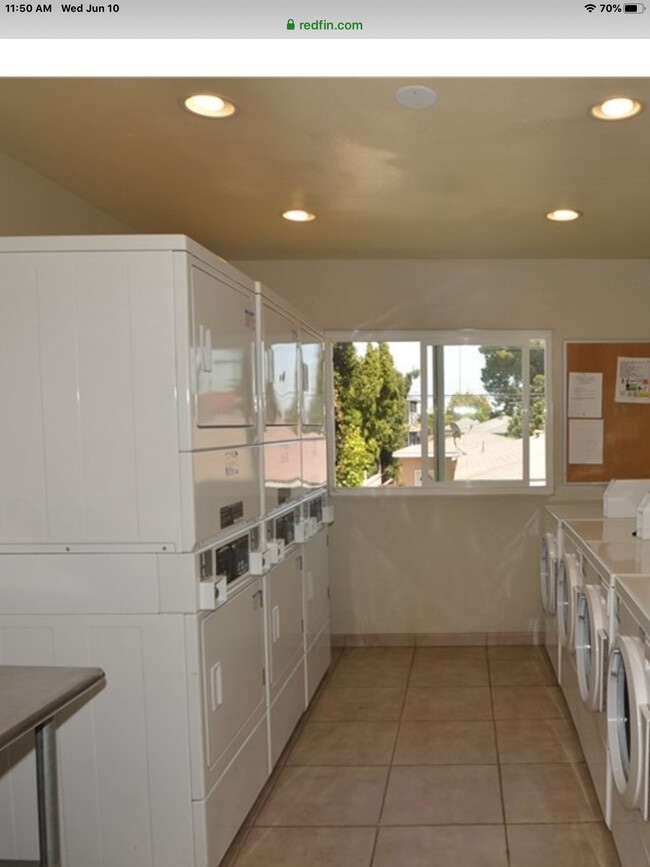 Lavandería comunitaria - 4727 W 147th St Unidad 252