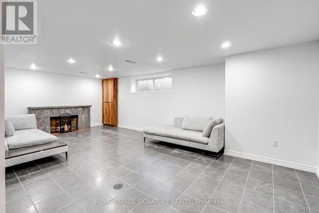 Photo - 173 Rathburn Rd