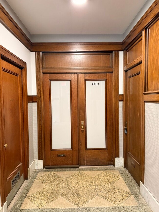 Building Photo - Beautiful and Spacious 3 BDRM 2 BATH Unit 800