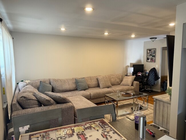 Building Photo - 35 Amaron Ln