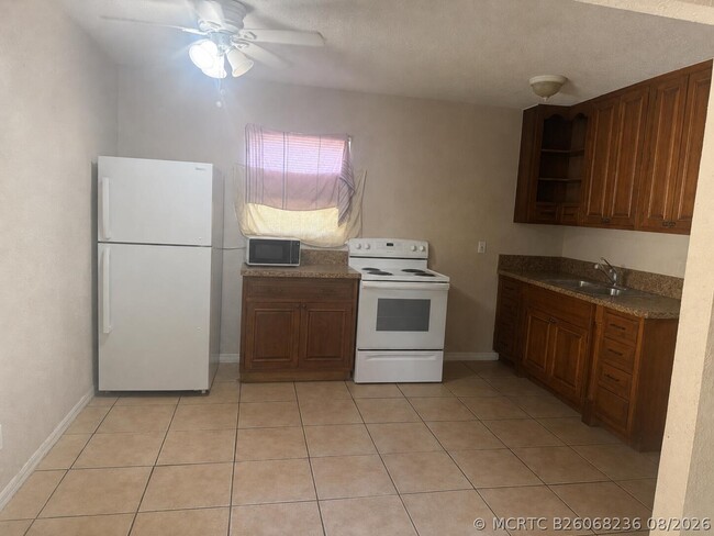 Photo - 1807 Douglas St S