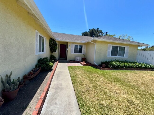 Photo - 4 Bed / 2 Bath Home for Rent in Huntington Beach