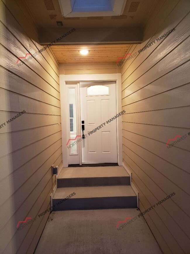 Photo - STATUS: AVAILABLE | R245A | $2095 *** 1 ST FULL MONTH FREE - MOVE IN SPECIAL!!!