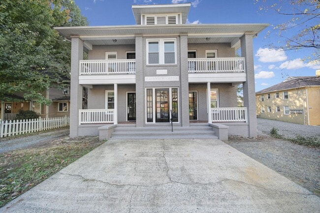 Building Photo - Newly Renovated 1 Bed 1 Bath Condo Near Up...