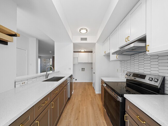 Building Photo - 2139 Lake Village Dr