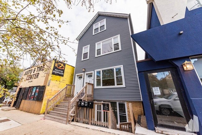 Building Photo - 2437 N Ashland Ave Unit GDN