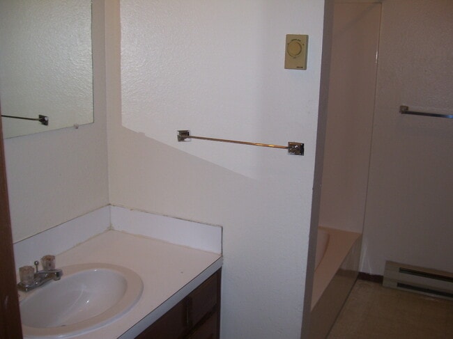 Photo - Building 3, 234-240 Applewood Ct. Unidad 238