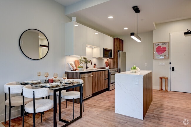 1BR, 1BA - 723SF - Living Room