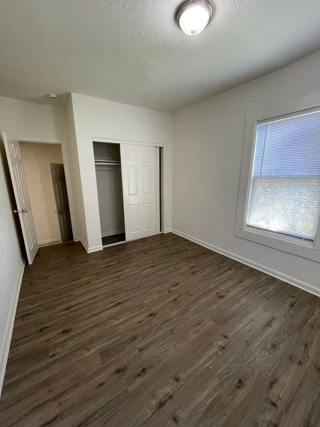 Photo - Large Lower Unit - 627 W Grand Ave Unidad 627