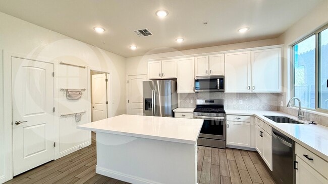 Photo - 2494 N Heritage St