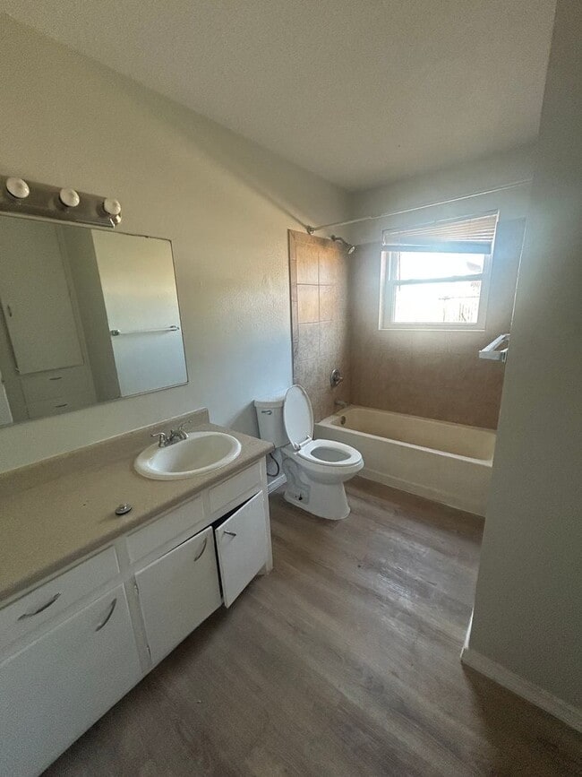 Photo - 1618 58th St Unidad B