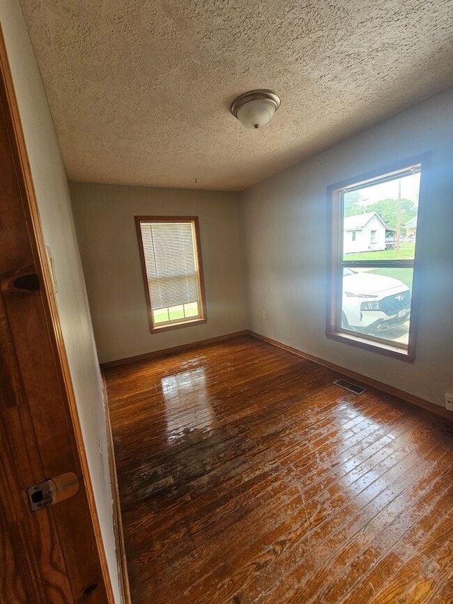 Photo - 3 bedroom | 1 Bathroom Home | Pets Welcome!