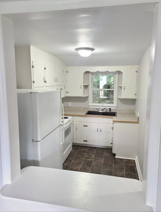 Kitchen - 909 w burke st Unit Apt2